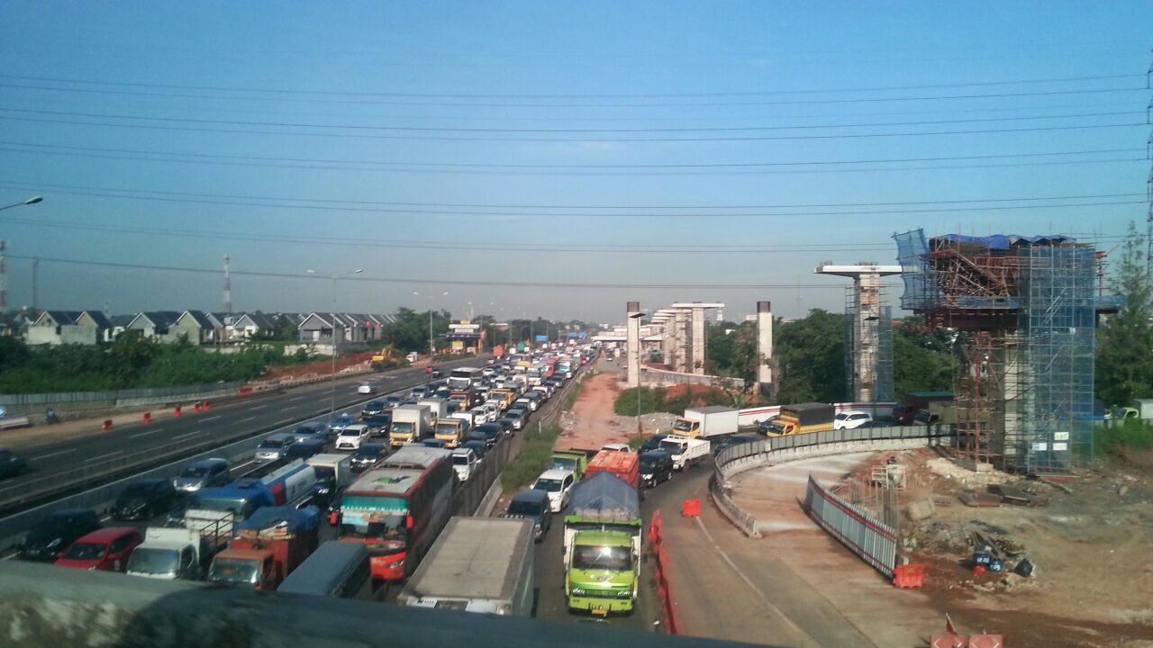 Ruas Tol Jakarta-Cikampek Mulai Macet, Jasa Marga Berlakukan Contra Flow