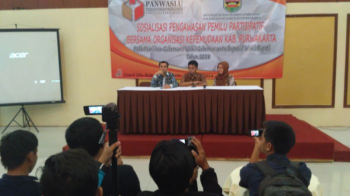 panwaslu-purwakarta-menggelar-konferensi-pers-di-grand-situ-buleud_20180326_214113.jpg