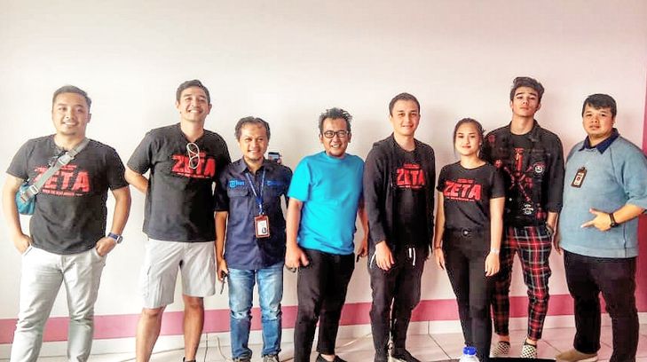 para-pemain-dan-sutradara-film-zeta-di-kantor-tribun-jabar.jpg