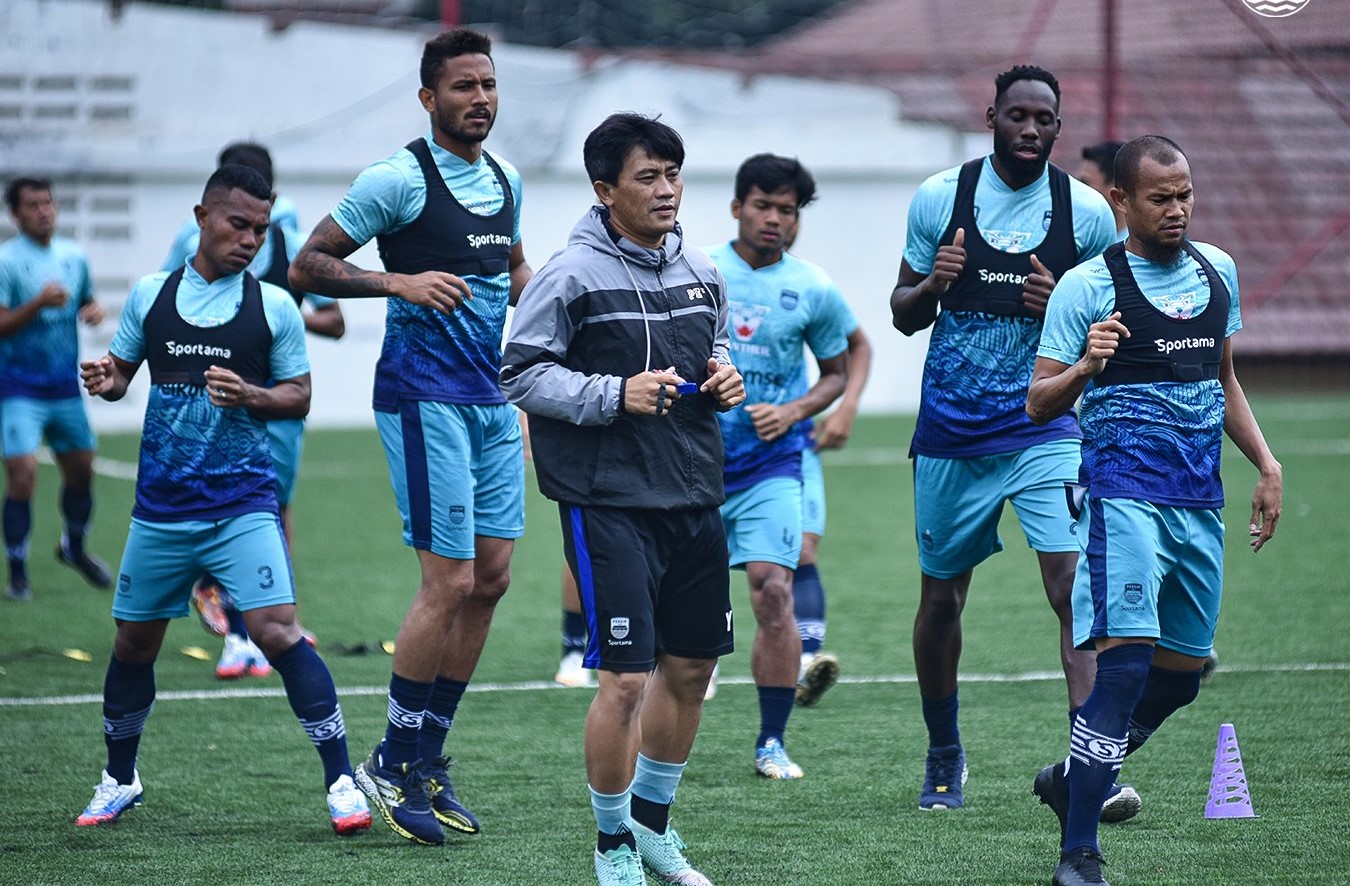 para-pemain-persib-bandung-melakukan-latihan-16112021.jpg