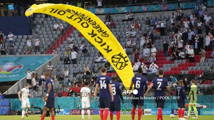 para-pemain-tim-nasional-jerman-dan-prancis-melihat-aktivis-greenpeace-mendarat-di-allianz-arena.jpg