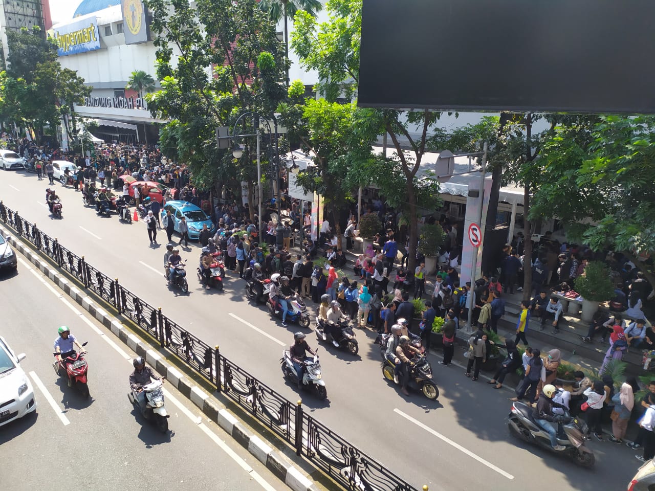 para-pemburu-kerja-antre-pendaftaran-di-bursa-tenaga-kerja-di-depan-bip-kota-bandung.jpg