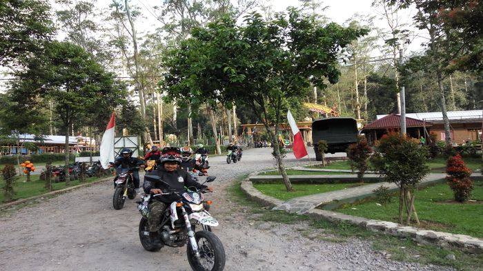 Komunitas Supermoto Berkumpul di Rancabali