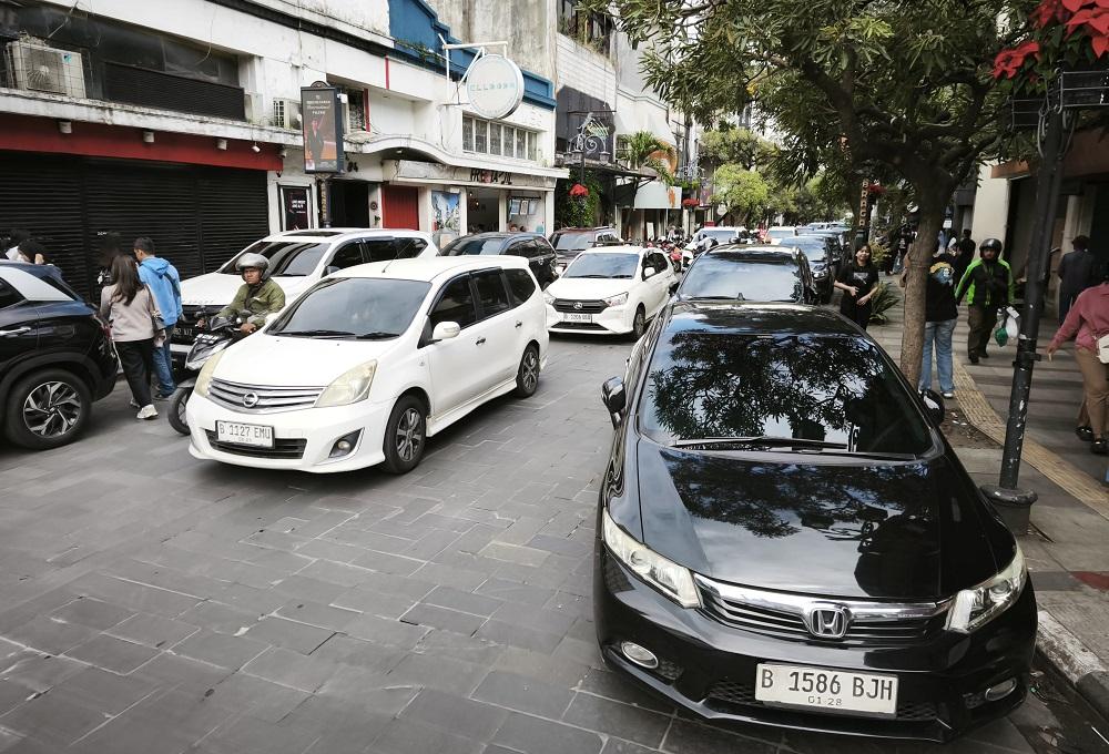 parkir-di-kiri-bahu-Jalan-Braga-Kota-Bandung.jpg