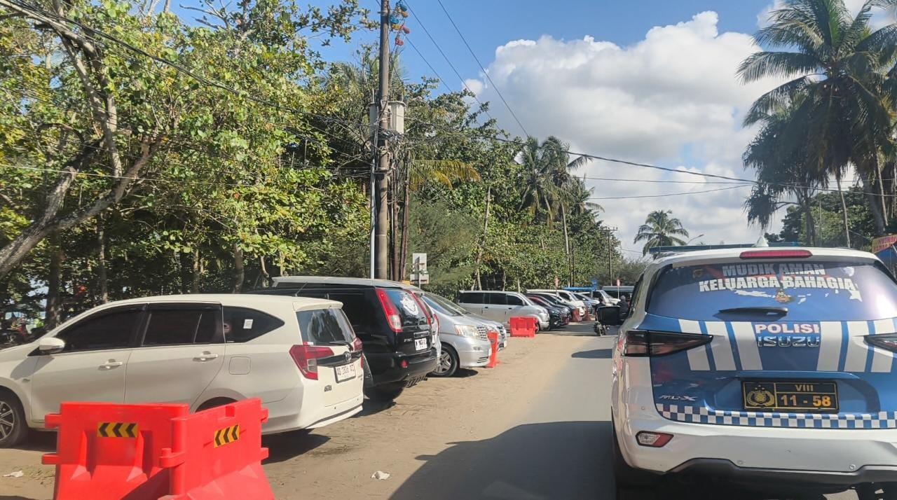 Cegah Macet Total, Petugas Sisir dan Tertibkan Parkir Liar di Sepanjang Pantai Pangandaran - Tribunjabar.id