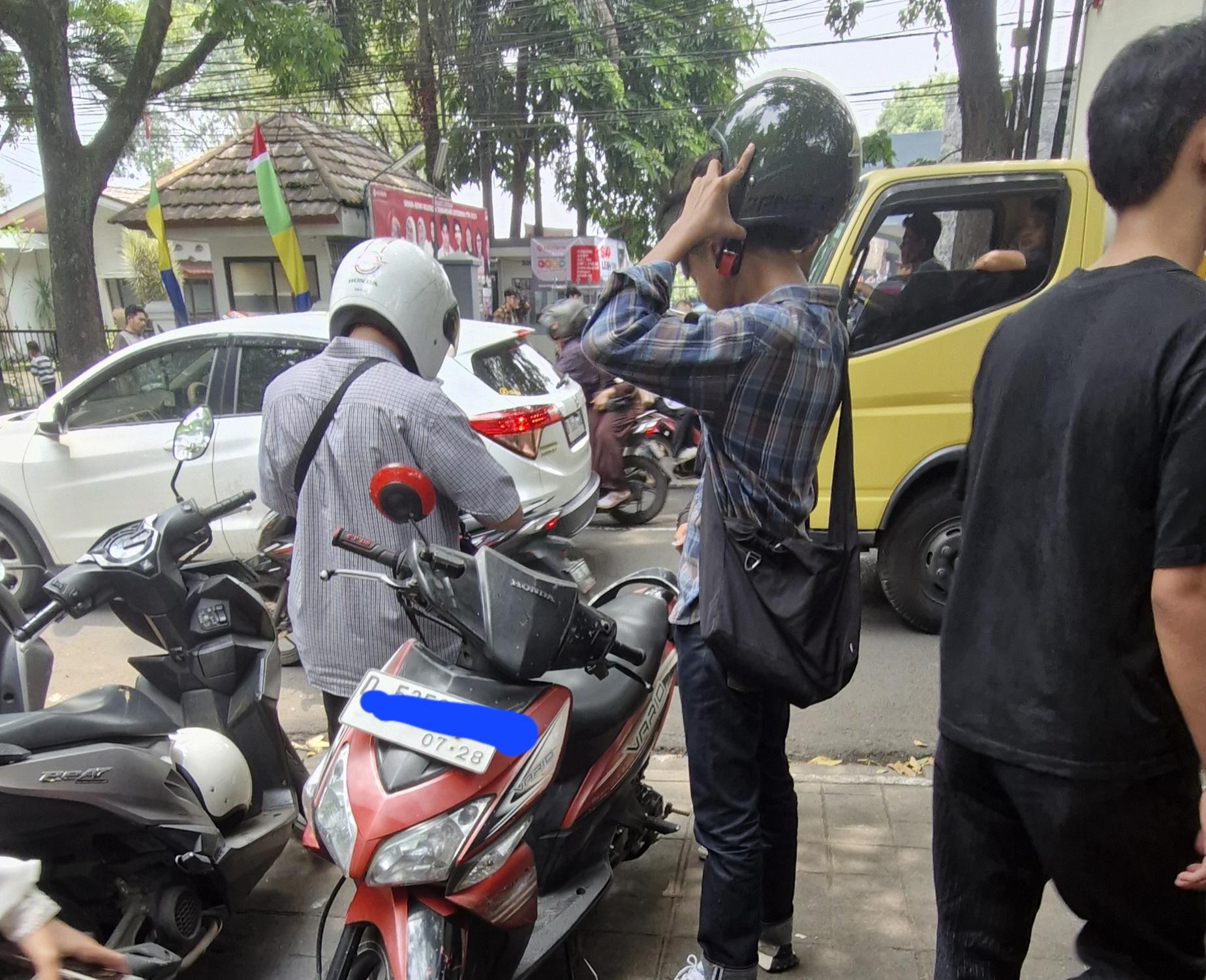 parkir-liar-sekitar-pasar-seni-itb-bandung.jpg