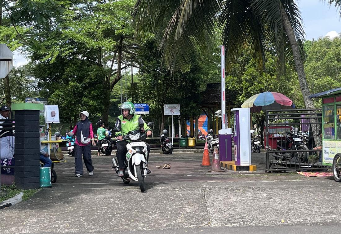 parkir-taman-lokasana-ciamis.jpg