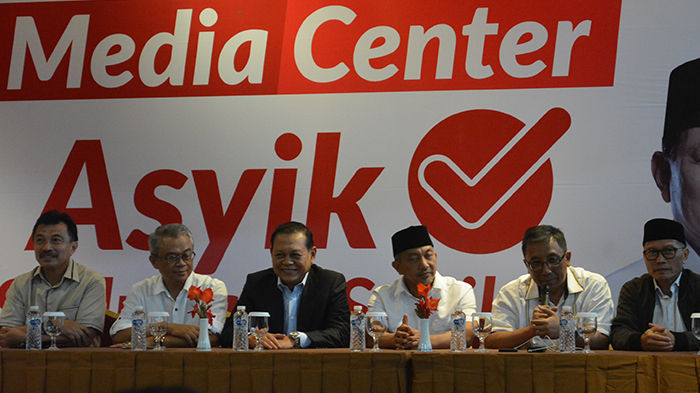 pasangan-asyik-dan-tim-pemenangannya-di-ballroom-hotel-preanger-rabu-2762018_20180627_183251.jpg