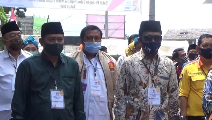 pasangan-azies-rismaya-mahpud-kanan-haris-sanjaya-kiri.jpg