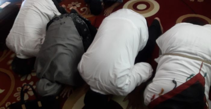 pasangan-jeje-wiradinata-ujang-endin-indrawan-melakukan-sujud-syukur.jpg