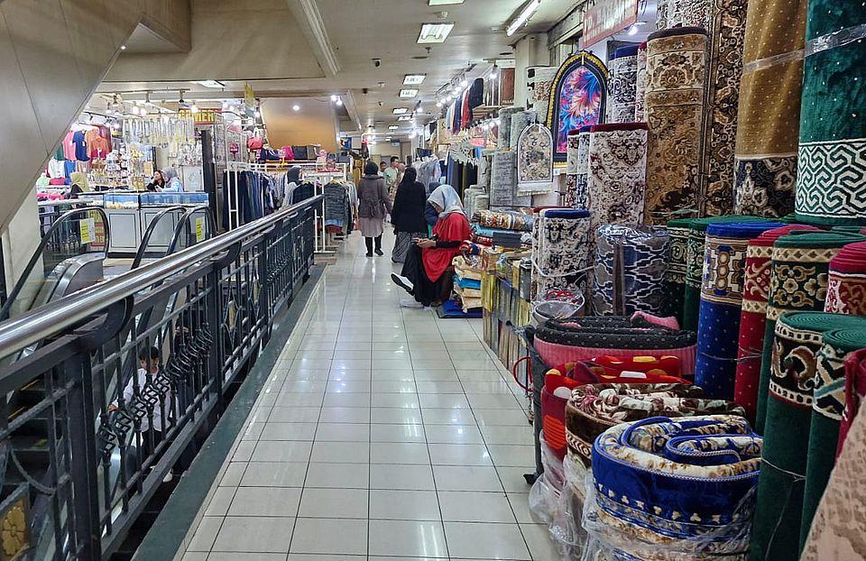 "Jangan Konyol, Sekarang Lagi Ramai" Kata Pedagang Pasar Baru Saat Demo, Kios-kios pun Tetap Buka