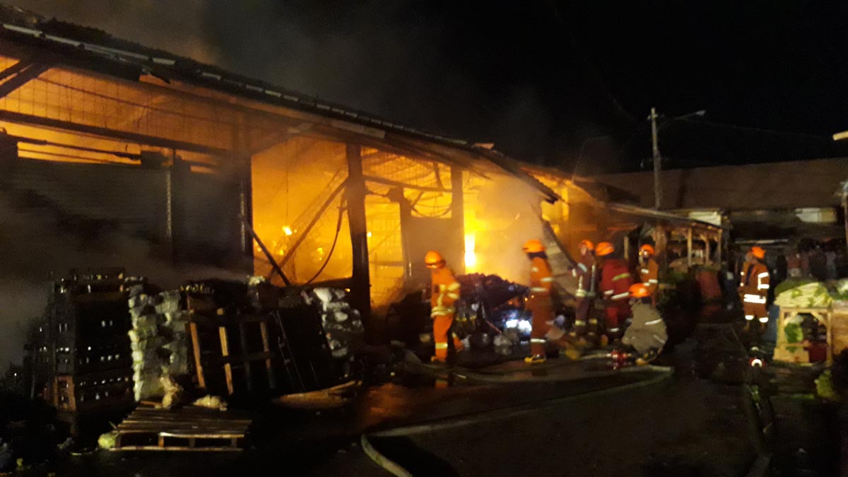 pasar-gedebage-terbakar_20180715_064021.jpg