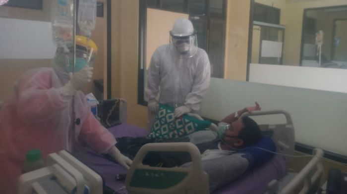 pasien-terkonfirmasi-positif-covid-19-saat-menjalani-pengobatan-terapi-plasma-di-rsud-waled.jpg