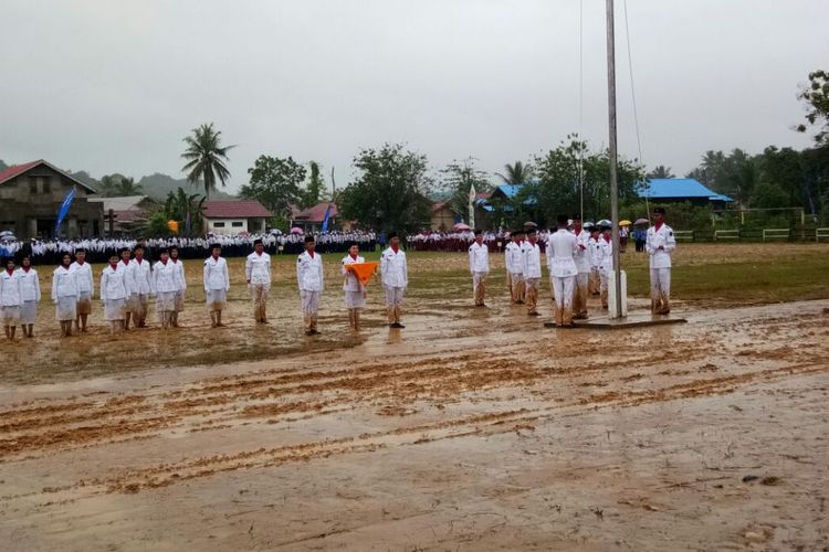pasukan-pengibar-bendera-merah-putih-di-kecamatan-sebulu-kutai-kartanegara_20170819_151020.jpg
