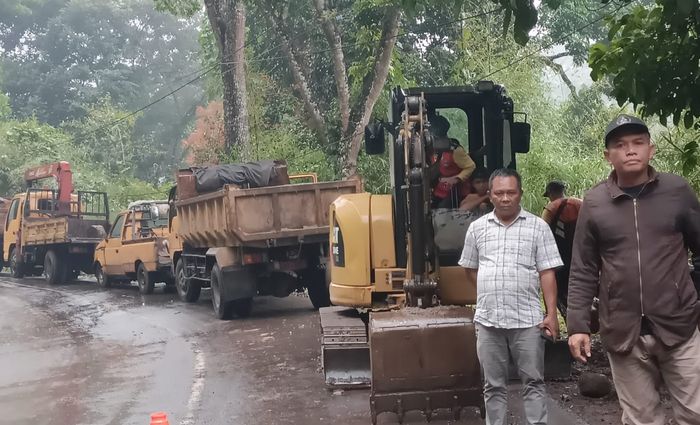 Bina Marga Provinsi dan Perhutani Gerak Cepat, Kikis Tebing 75 M Lebarkan Jalan Longsor di Cianjur