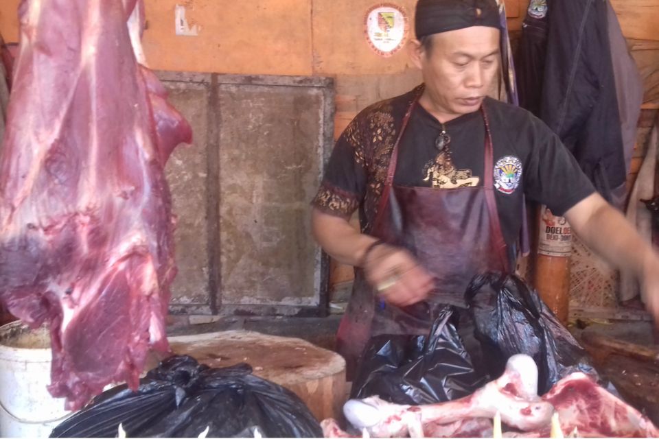 pedagang-daging-sapi-dan-ayam-di-pasar-stasion-majalaya_20171205_154104.jpg