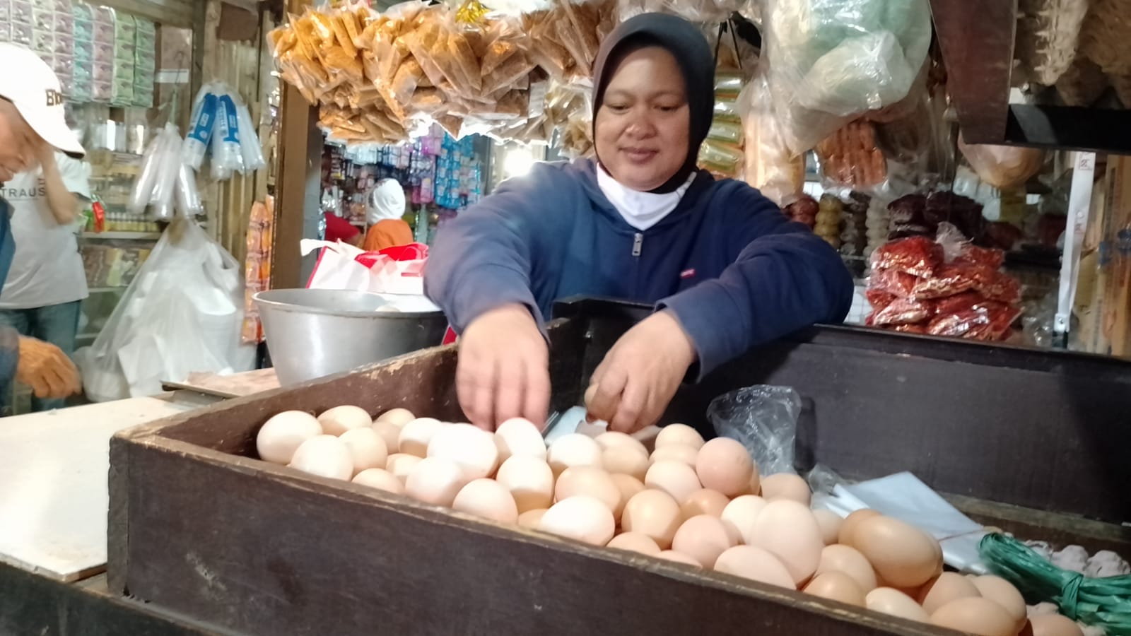 pedagang-telur-aman-40-di-pasar-cicaheum-inginkan-harga-telur-kembali-normal.jpg