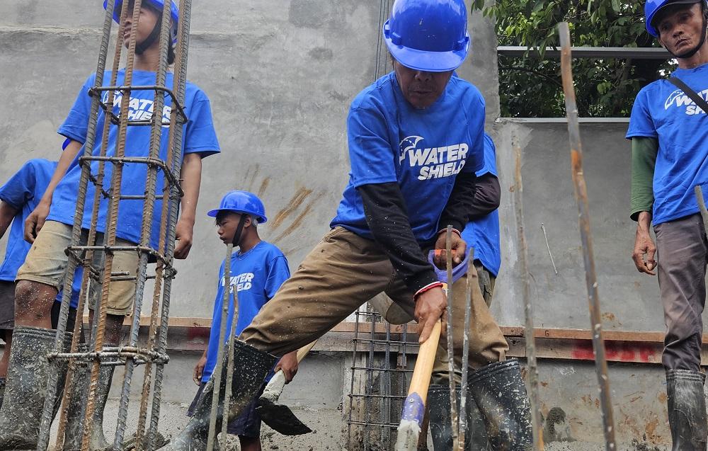 pekerja-menancakpkan-beton-pada-proyek-pengerjaan-konstruksi.jpg