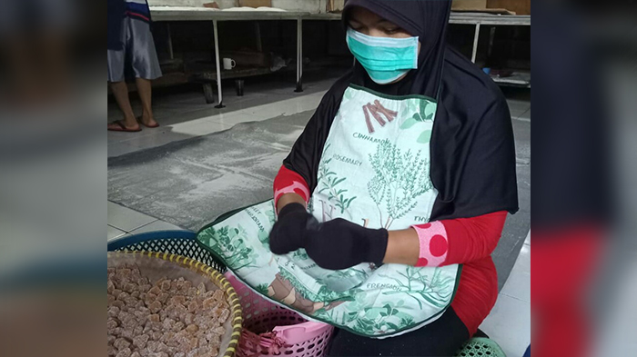 pekerja-sedang-membuat-permen-jahe.jpg