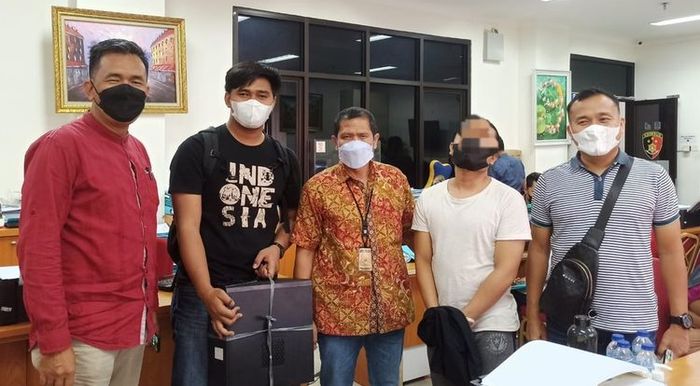 pelaku-pinjol-yang-meneror-korbannya-saat-diamankan-petugas-ditreskrimsus-polda-riau.jpg