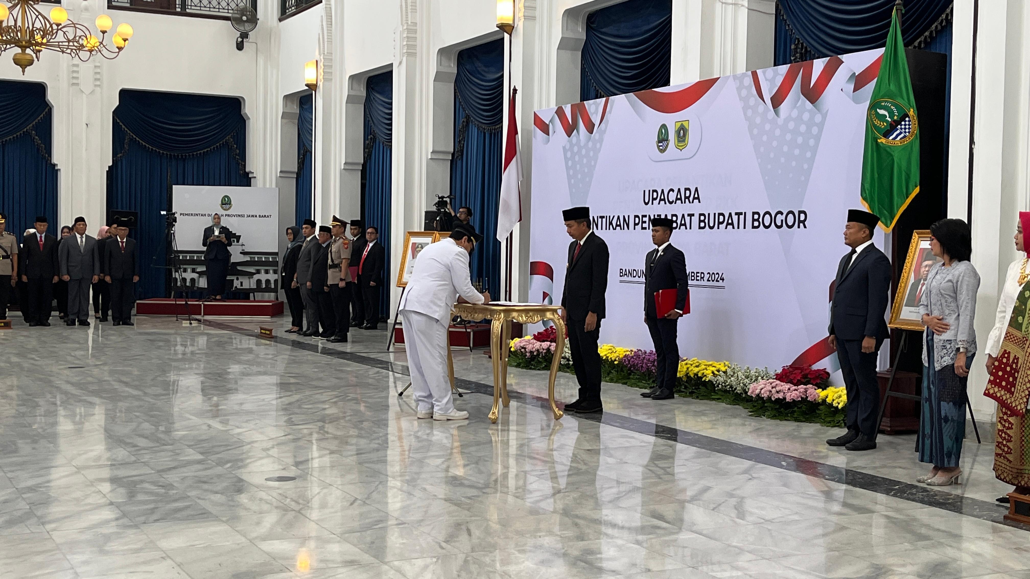 pelantikan-Bachril-Bakri-sebagai-Penjabat-Bupati-Bogor.jpg