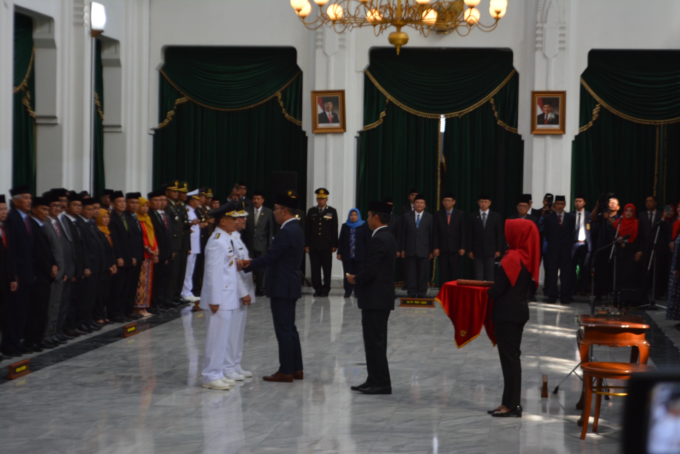 pelantikan-sunjaya-dan-imron-bupati-cirebon.jpg