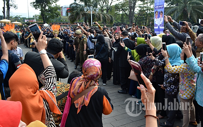 Fans Ridwan Kamil Sambut Kedatangan Gubernur Jabar Baru di Gedung Sate
