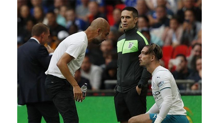 pelatih-manchester-city-pep-guardiola-bersama-rekrutan-anyar-klub-jack-grealish.jpg