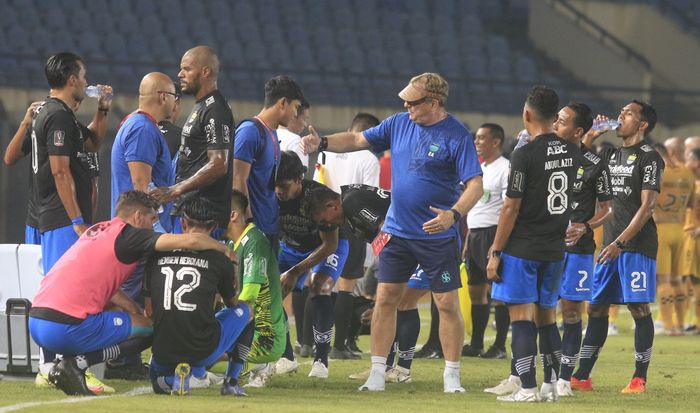 pelatih-persib-bandung-robert-alberts-berada-di-tengah-tengah-pemainnya.jpg
