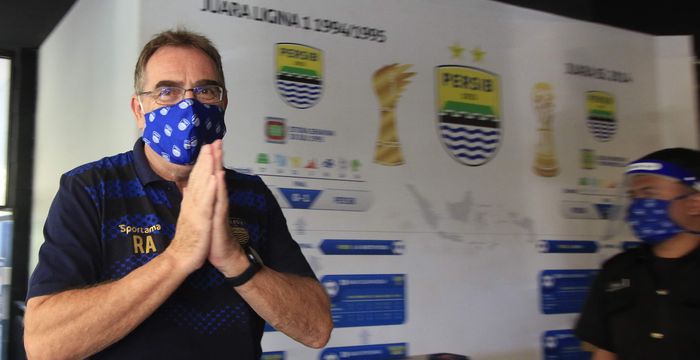 pelatih-persib-bandung-robert-alberts-menjelaskan-pemain-akhirnya-menerima-tentang-pemotongan-gaji.jpg