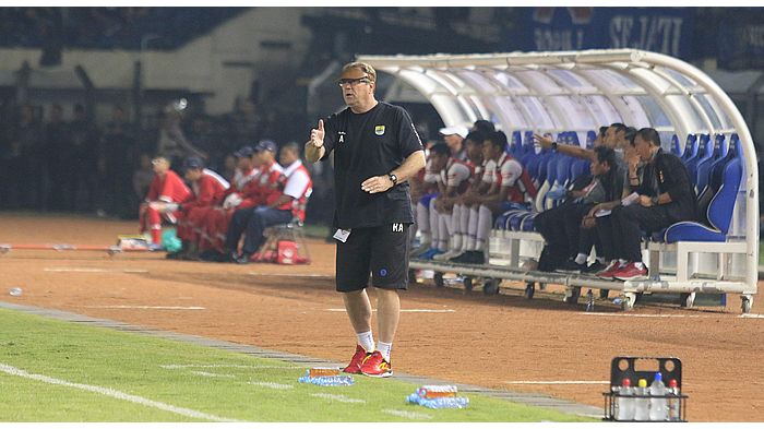 pelatih-persib-bandung-robert-alberts-rabu-6112019.jpg