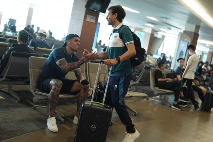 pelatih-persib-bandung-tiba-di-husen-sastranegara-sebelum-terbang-ke-bali.jpg