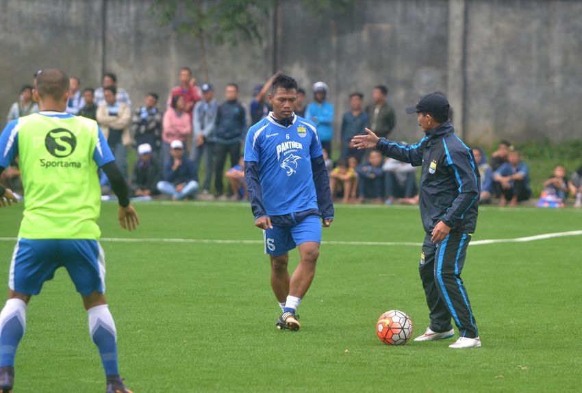 pelatih-persib-djadjang-nurdjaman-beri-arahan_20170216_190452.jpg
