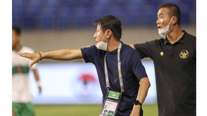pelatih-timnas-indonesia-shin-tae-yong-memberi-instruksi-anak-asuhnya-saat-menghadapi-vietnam.jpg