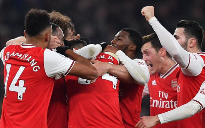 pemain-arsenal-rayakan-gol.jpg