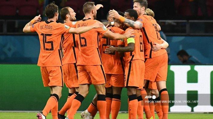 pemain-depan-belanda-wout-weghorst-kanan-merayakan-dengan-rekan-satu-timnya-setelah-mencetak-gol.jpg
