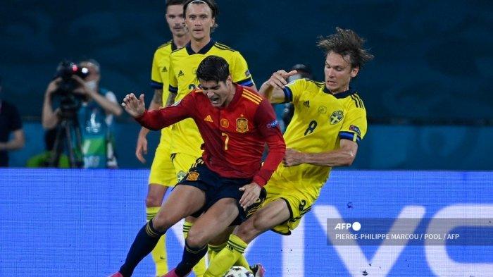 pemain-depan-spanyol-alvaro-morata-kiri-ditantang-oleh-gelandang-swedia-albin-ekdal.jpg