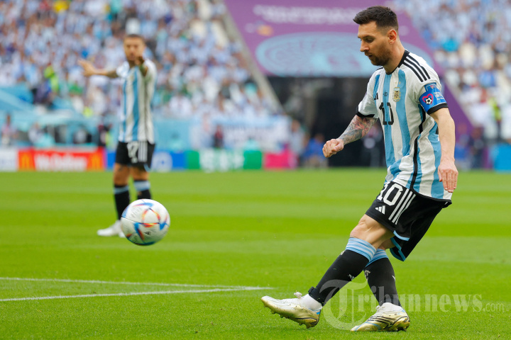jabar/pemain-depan-timnas-argentina-lionel-messi-menendang-bola.jpg