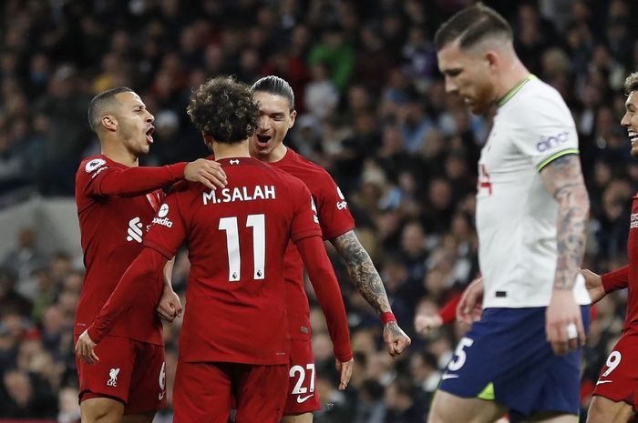 pemain-liverpool-usai-mohamed-salah-mencetak-gol-ke-gawang-tottenham-hotspu.jpg