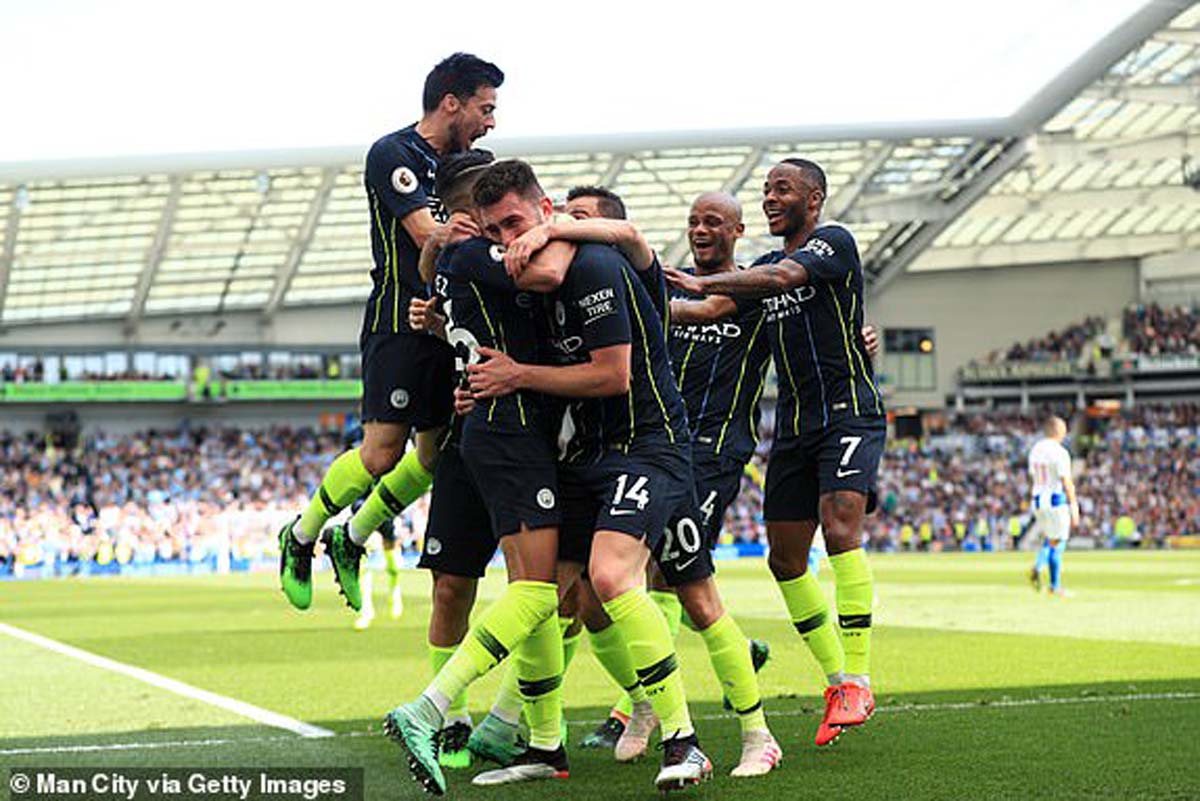 pemain-manchester-city-merayakan-gol-brighton.jpg