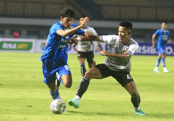 jabar/pemain-persib-bandug-ryan-kurnia-berebut-bola-dengan-pemain-dewa-united.jpg