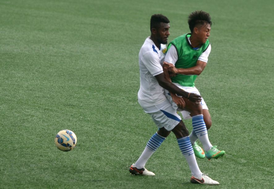 pemain-persib-bandun-yanto-basna-bertubrukan_20160315_192459.jpg