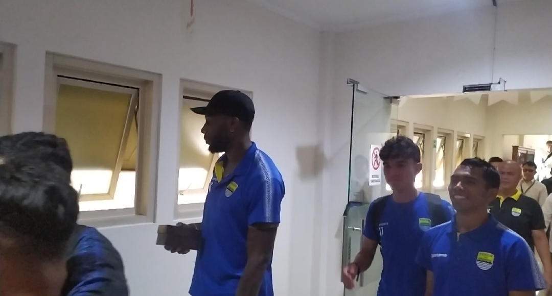 Agar Tidak Kena Virus, Pemain Persib Bandung Disuntik Vaksin, Frets Butuan Pun Bilang Begini