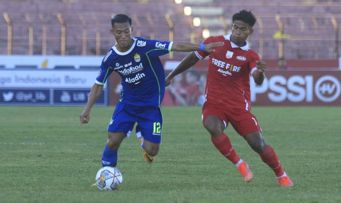 pemain-persib-bandung-henhen-herdiana-kiri-persis-solo.jpg