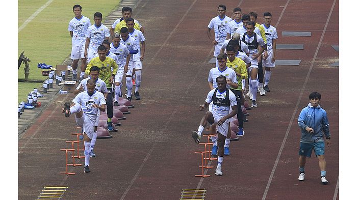 pemain-persib-bandung-latihan-di-stadion-gbla-1182020.jpg