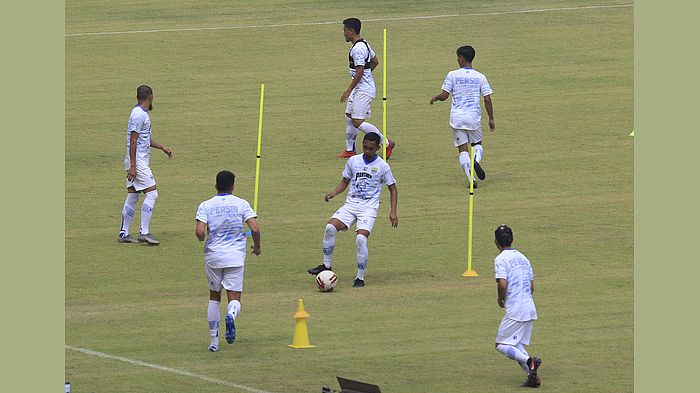 pemain-persib-bandung-latihan-passing-di-stadion-gbla-1182020.jpg