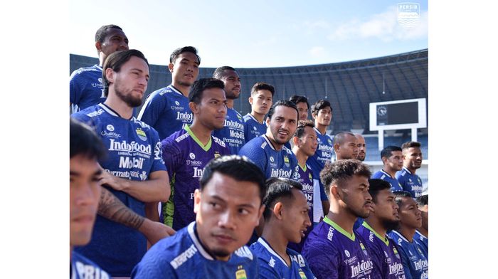 pemain-persib-bandung-saat-menjalani-sesi-foto-dengan-kostum-baru.jpg