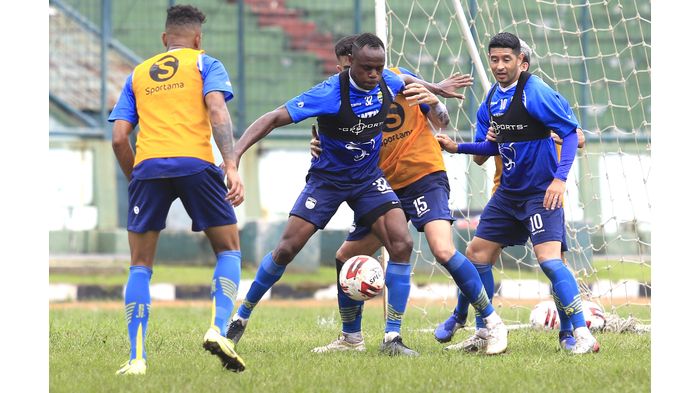 pemain-persib-bandung-victor-igbonefo-rabu-202.jpg