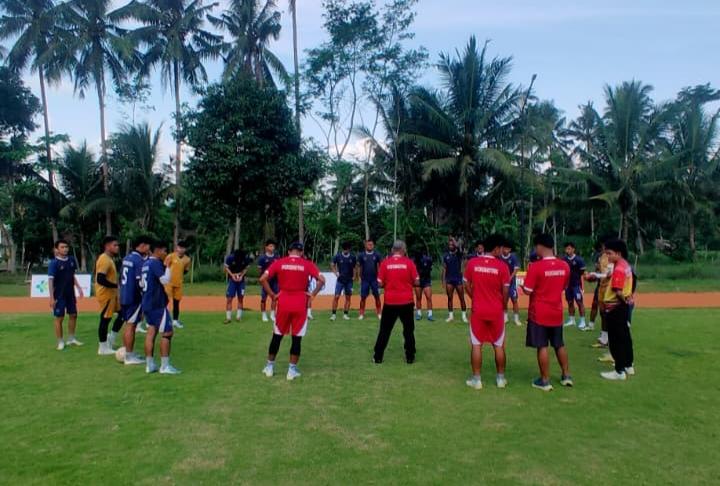 pemain-persikotas-kota-tasikmalaya-saat-berlatih-di-lapangan-sawitan-magelang.jpg