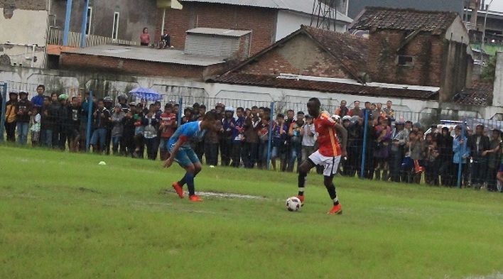 pemain-t-team-fc-malaysia-makan-konate-mengecoh-pemain-bertahan-persigar-garut_20161205_191112.jpg